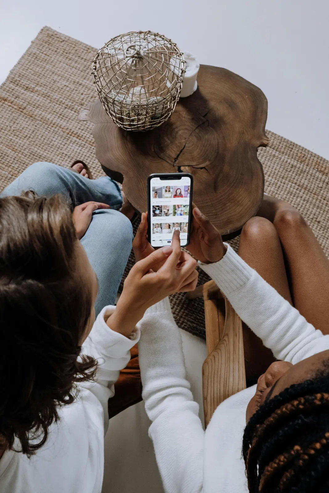 Shopping app selecting outfit combinations
